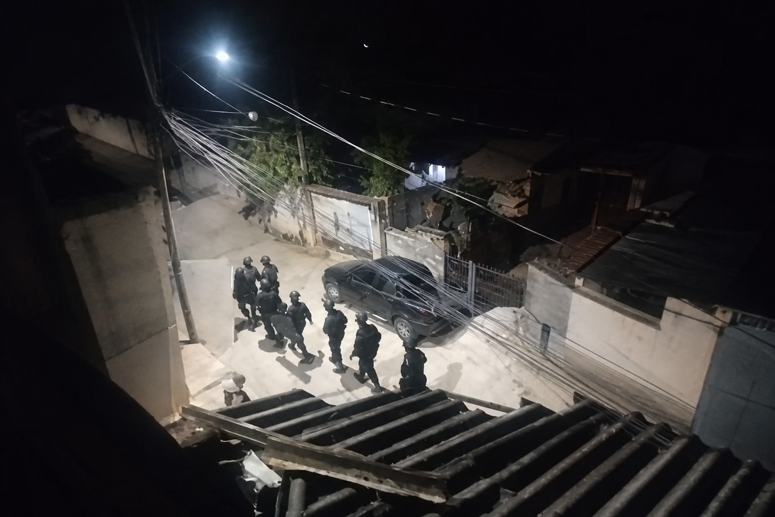 Homem faz ex-companheira refém e ameaça matar filho antes de ser morto pela polícia na Grande BH