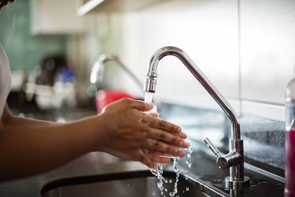 Água não retorna às residências após obra da Cagece, e clientes reclamam