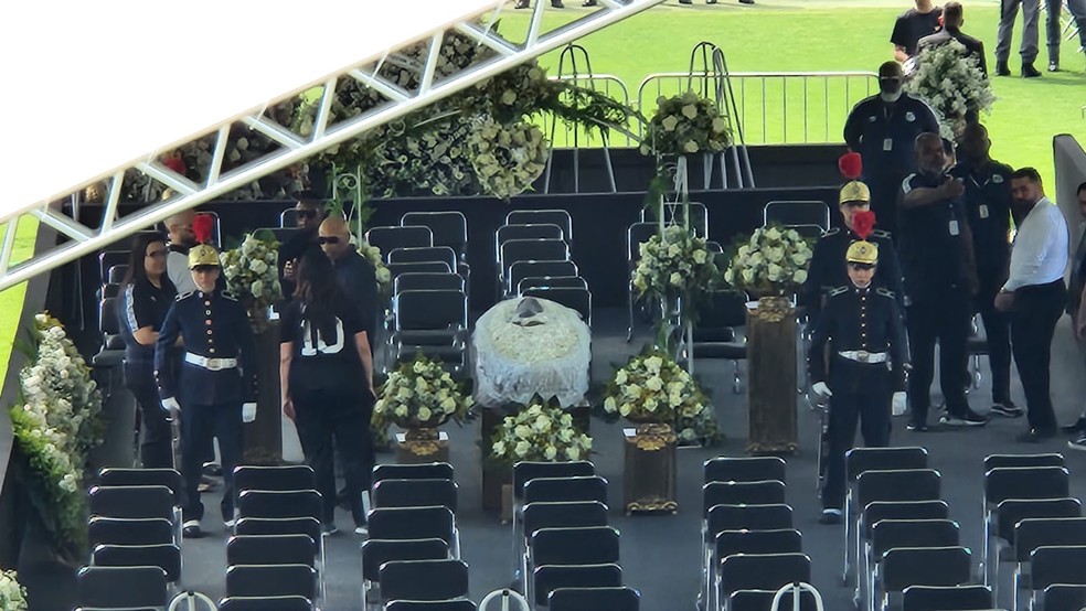 Caixão do Rei Pelé é posicionado para velório na manhã desta segunda-feira (2) em Santos, no litoral de São Paulo. — Foto: Alexsander Ferraz/ A Tribuna Jornal