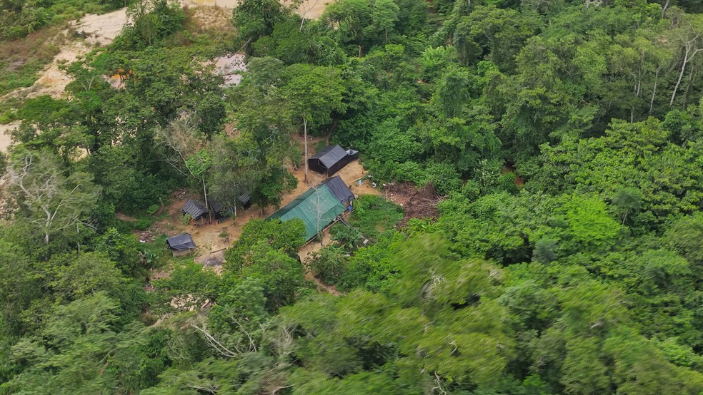 Acampamento de garimpeiros ilegais na Terra Indígena Yanomami, em Roraima — Foto: Ailton Alves/Rede Amazônica