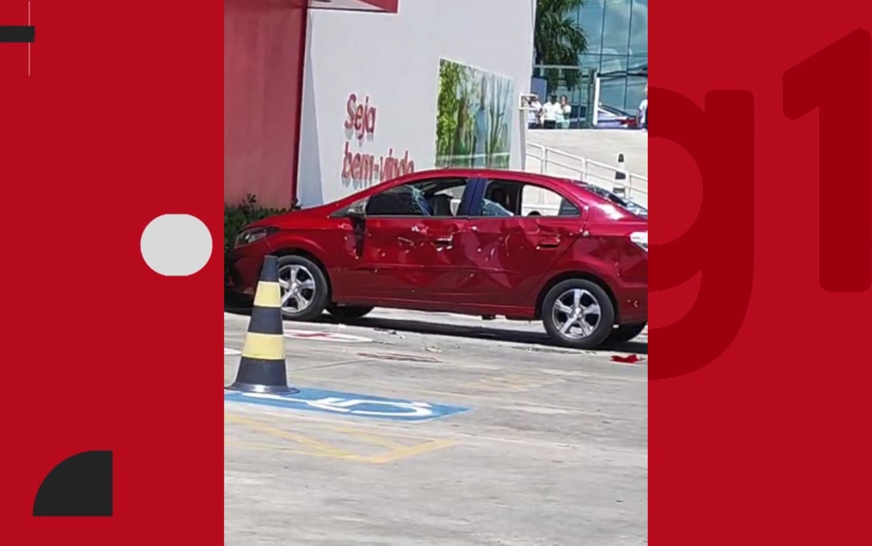 VÍDEO: homem usa barra de ferro para destruir carro de cliente em estacionamento de farmácia na Bahia