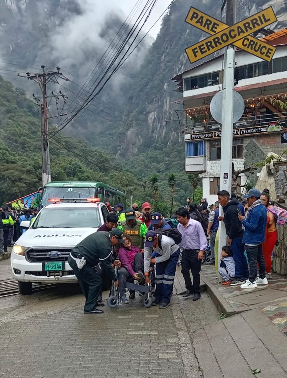 Ao menos 30 turistas ficaram feridos em acidente de nibus em Machu Picchu, no Peru — Foto: Stringer/AFP