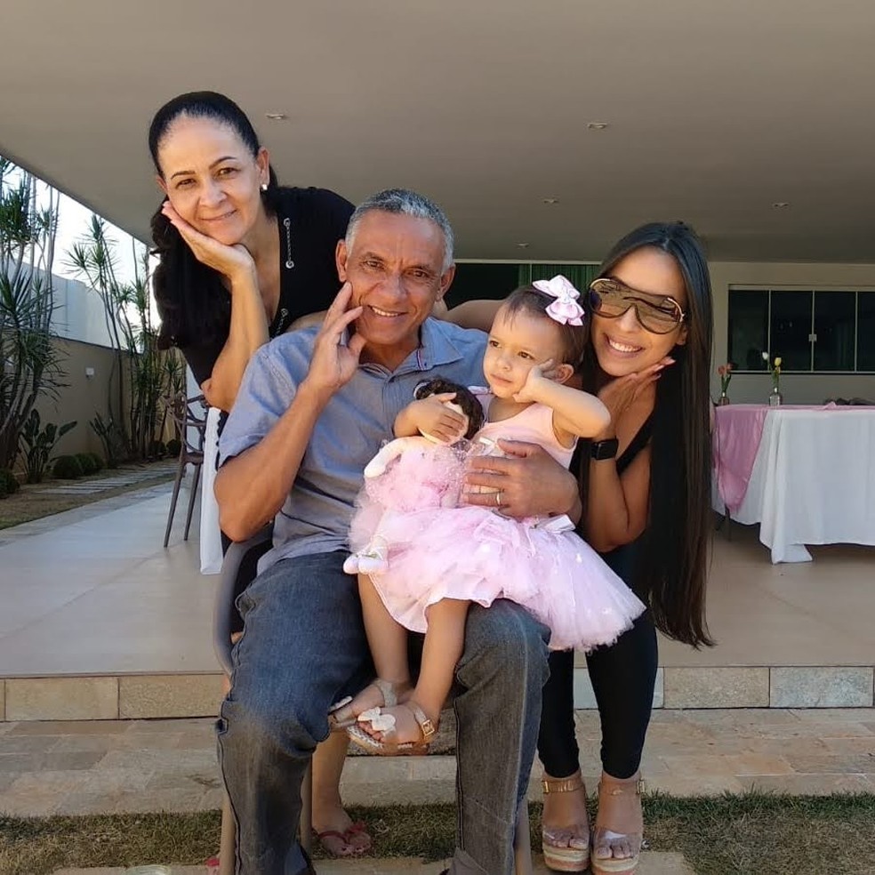 Taize Figueiredo ao lado da família — Foto: Arquivo pessoal