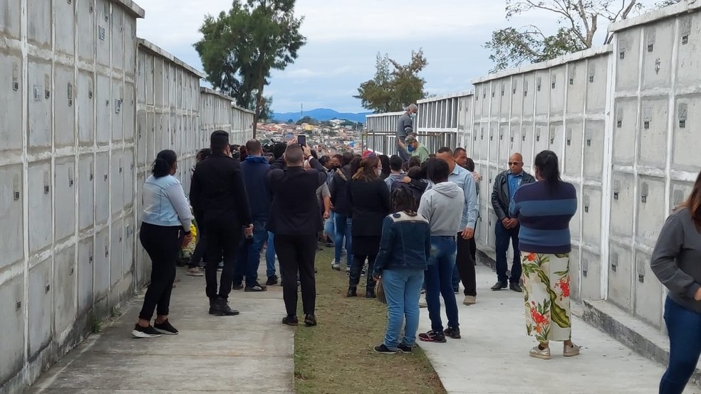 Corpo de Geovana foi sepultado em cemit&eacute;rio em Jacare&iacute; &mdash; Foto: Lucas Rangel/TV Vanguarda
