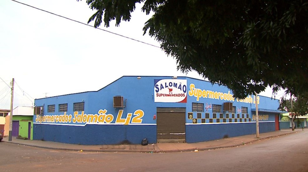 Supermercado de empresário suspeito de vender carga roubada em Jardinópolis (SP) — Foto: Chico Escolano/EPTV