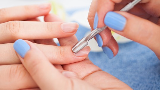 Unhas e cutículas: saiba como cuidar corretamente - Dermatologistas alertam que remover a cutícula pode abrir porta para fungos, bactérias e vírus. Veja como hidratar, tratar inflamações e evitar complicações.