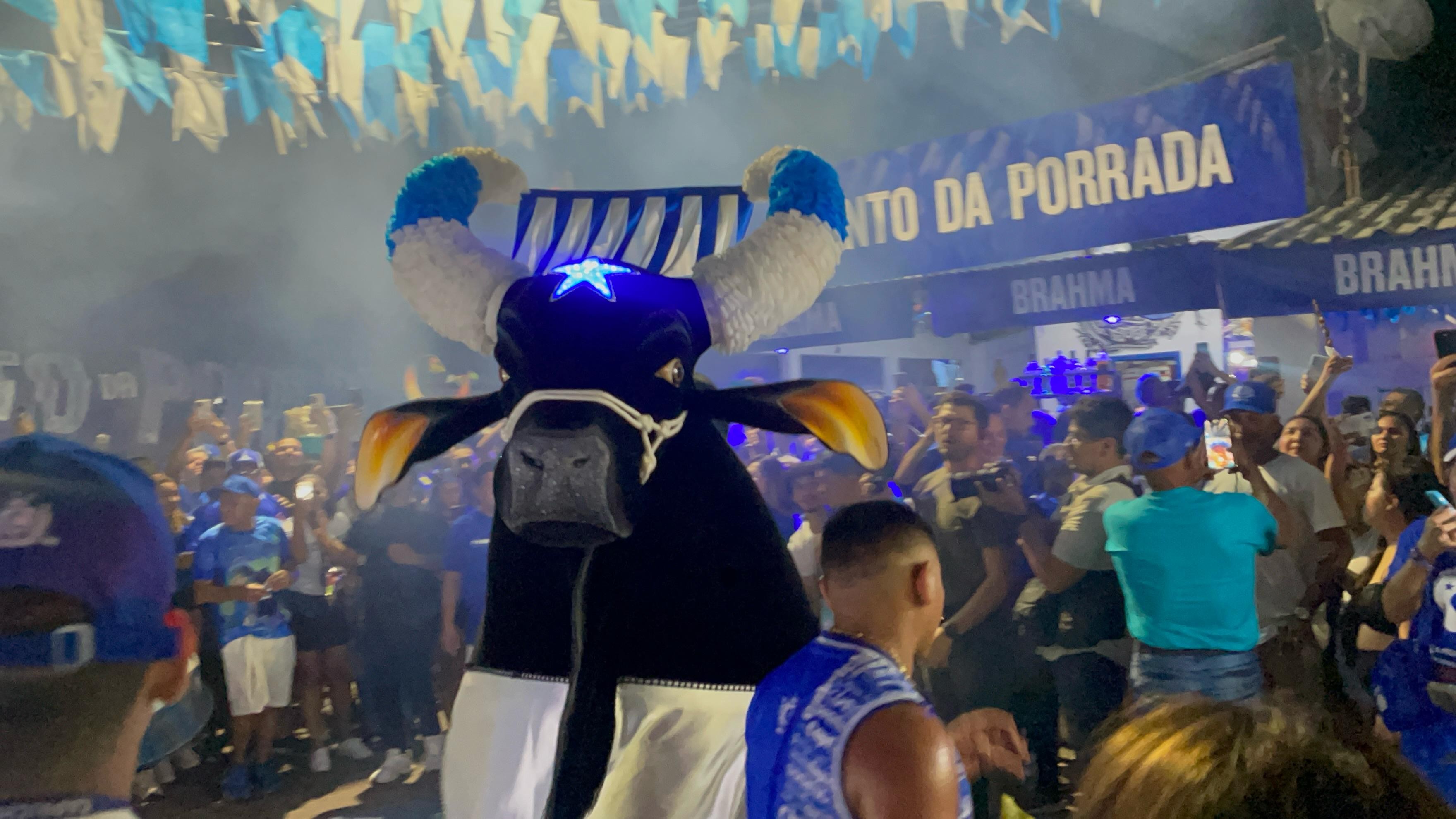 Caprichoso realiza Boi de Rua com cortejo duplo pelas ruas de Parintins