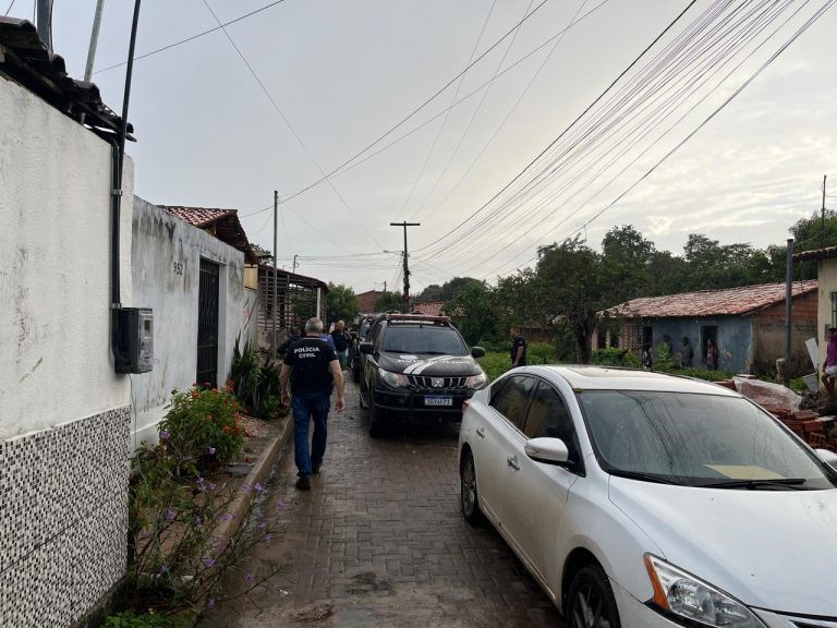 Casal é preso e adolescente de 17 anos é apreendido durante operação contra tráfico de drogas em Caxias