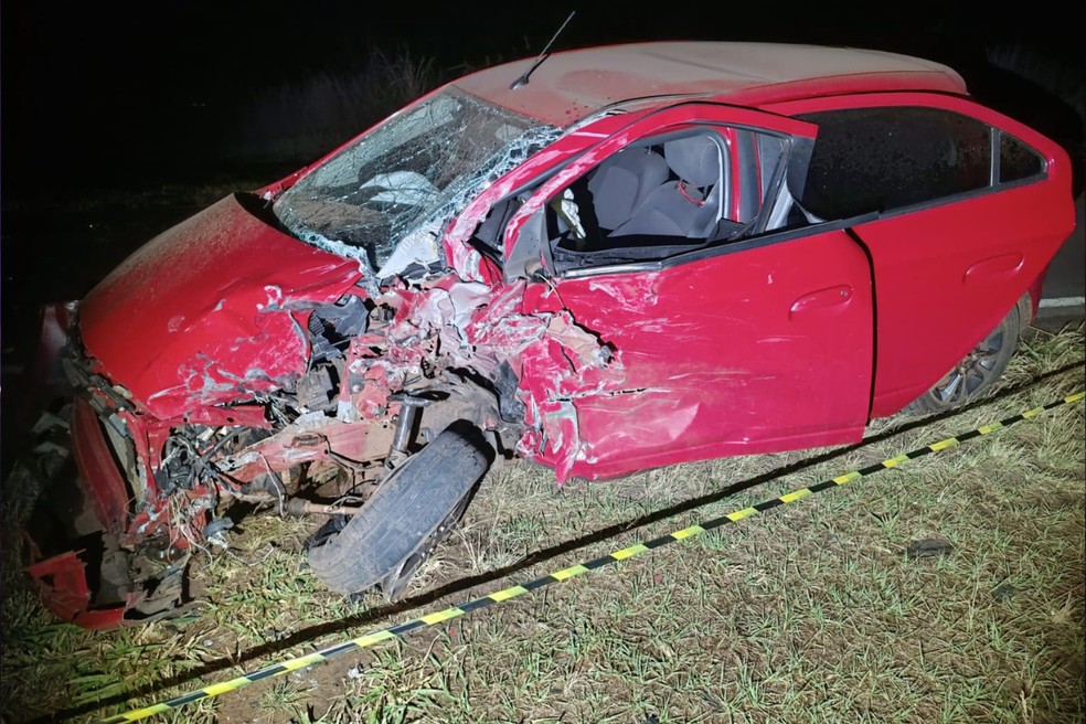 Motorista do veículo de passeio sofreu ferimentos leves — Foto: Polícia Militar Rodoviária/Divulgação