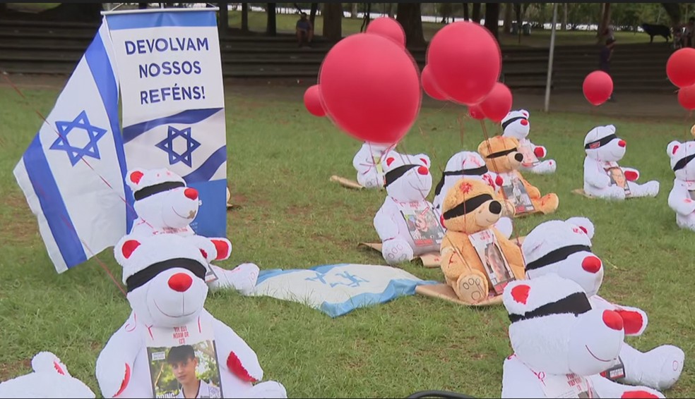 Ursos vendados com fotos de crianças sequestradas — Foto: Reprodução