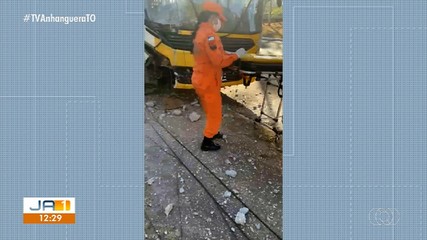Poste é substituído após ser atingido por ônibus escolar em Palmas