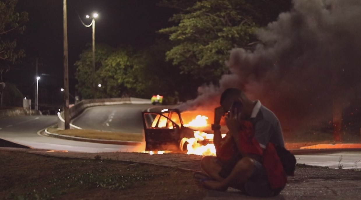 VÍDEO: Carro fica destruído após pegar fogo em avenida de São Luís