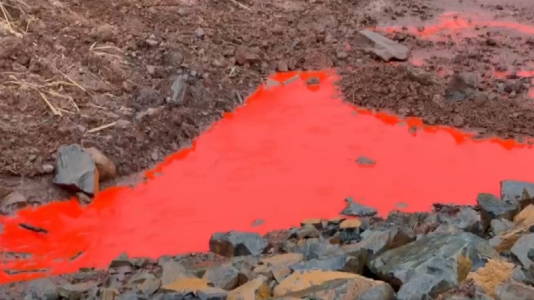 Rio e solo são contaminados e abastecimento de água é interrompido em comunidade rural após caminhão com agrotóxico tombar no Paraná