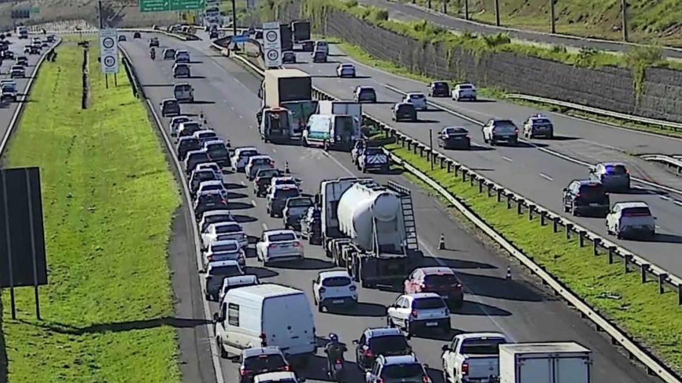 Batida entre caminhões deixa motorista em estado grave e interdita faixas de rodovia em Campinas