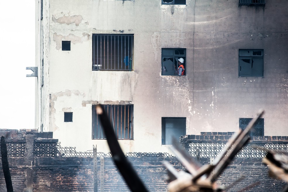 Bloco de apartamentos afetado pelo incêndio da Sucata Chico Alves é vistoriado pela Defesa Civil — Foto: Fabiane de Paula/SVM