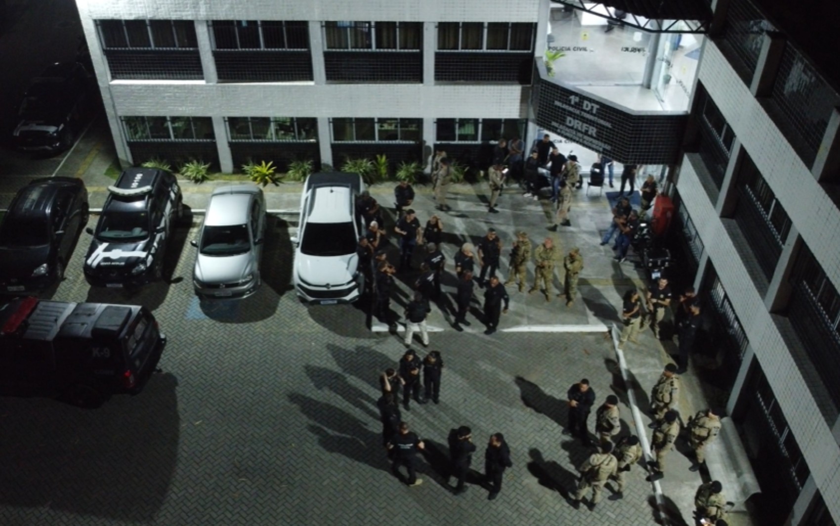 Dois homens são presos e adolescente de 16 anos é apreendido durante operação contra facção na Bahia