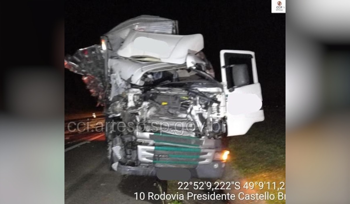 Motorista bate em carreta com 40 toneladas de açúcar na SP-280 em Iaras