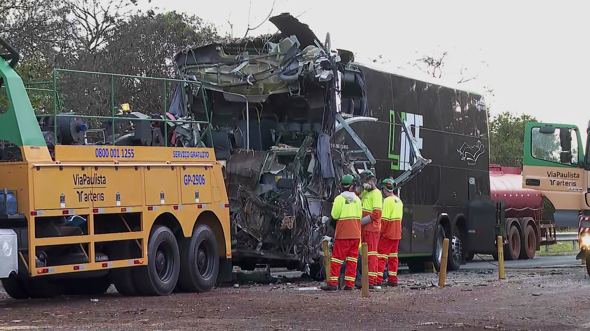 Sobreviventes de acidente entre ônibus e carreta de cana-de-açúcar passam por cirurgia no interior de SP