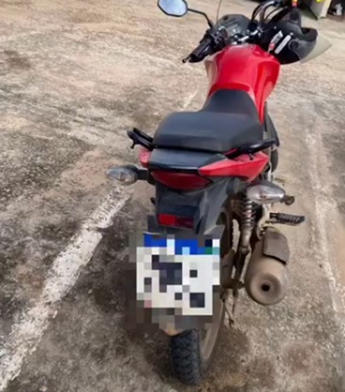 Policiais flagram criança de 8 anos pilotando moto na Grande Natal; pai estava na garupa