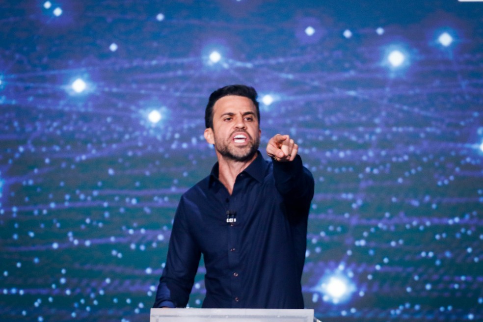 O candidato do PRTB à Prefeitura de SP, Pablo Marçal, durante debate da TV Bandeirantes, no Morumbi. — Foto: ALOISIO MAURICIO/FOTOARENA/ESTADÃO CONTEÚDO