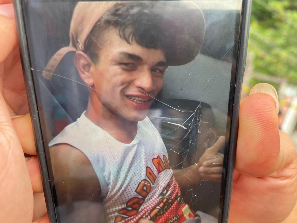 Jeferson Araújo morreu junto com a filha de 8 anos após terem a casa soterrada em Manaus — Foto: g1 AM