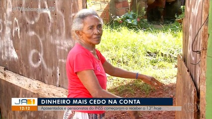 Aposentados e pensionistas começam a receber parcela do 13º salário