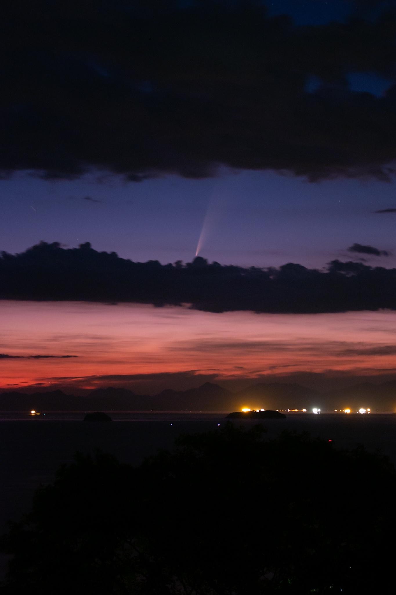 VÍDEO: Cometa raro é registrado cruzando o céu de Angra dos Reis