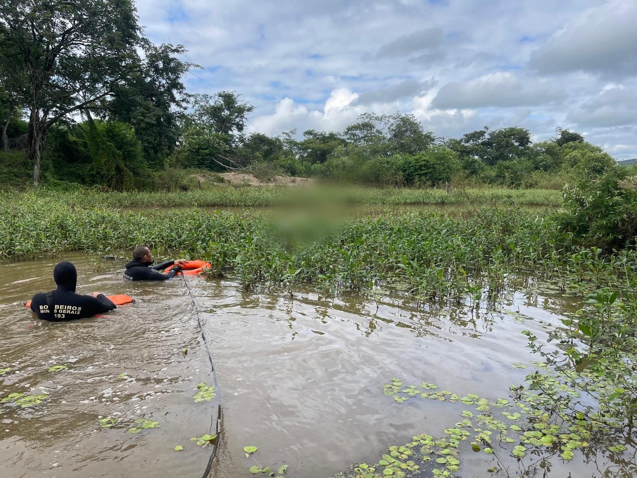 Homem morre afogado ao tentar salvar novilha em lagoa na zona rural de Jenipapo de Minas