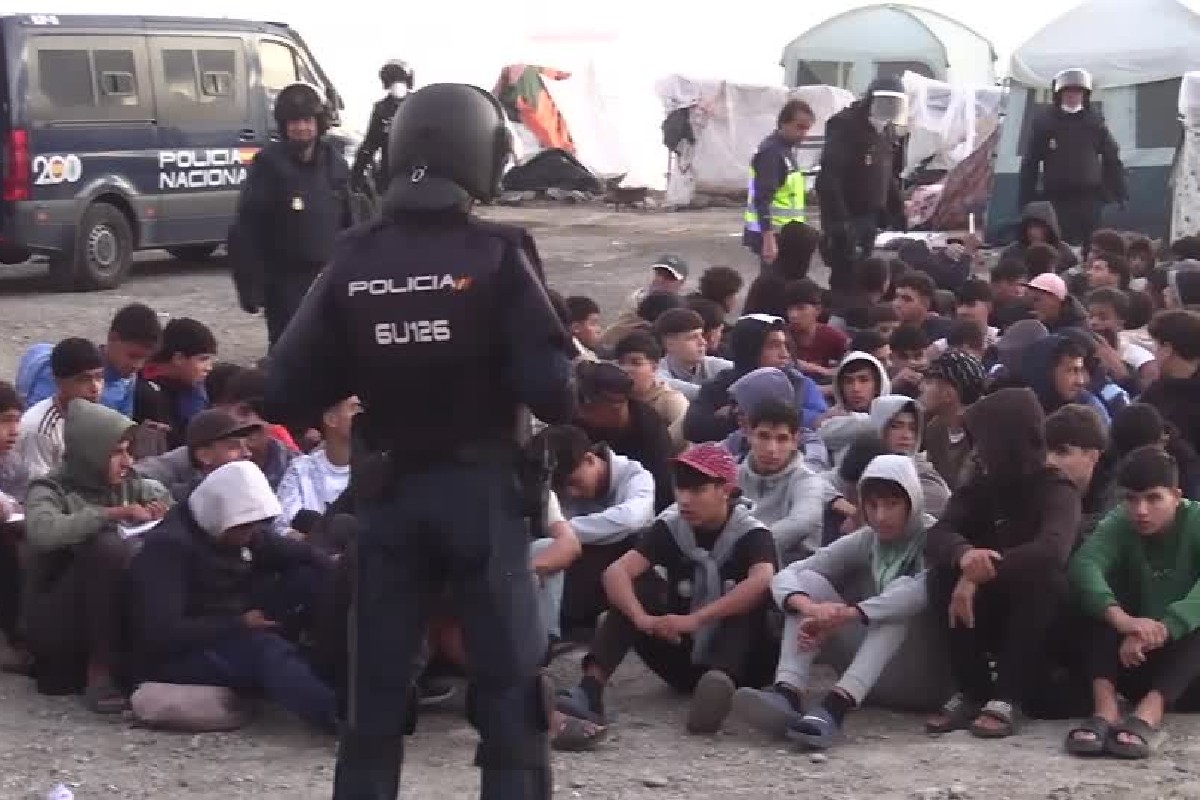 Em Ceuta, polícia remove último acampamento de imigrantes em praia antes de visita do rei