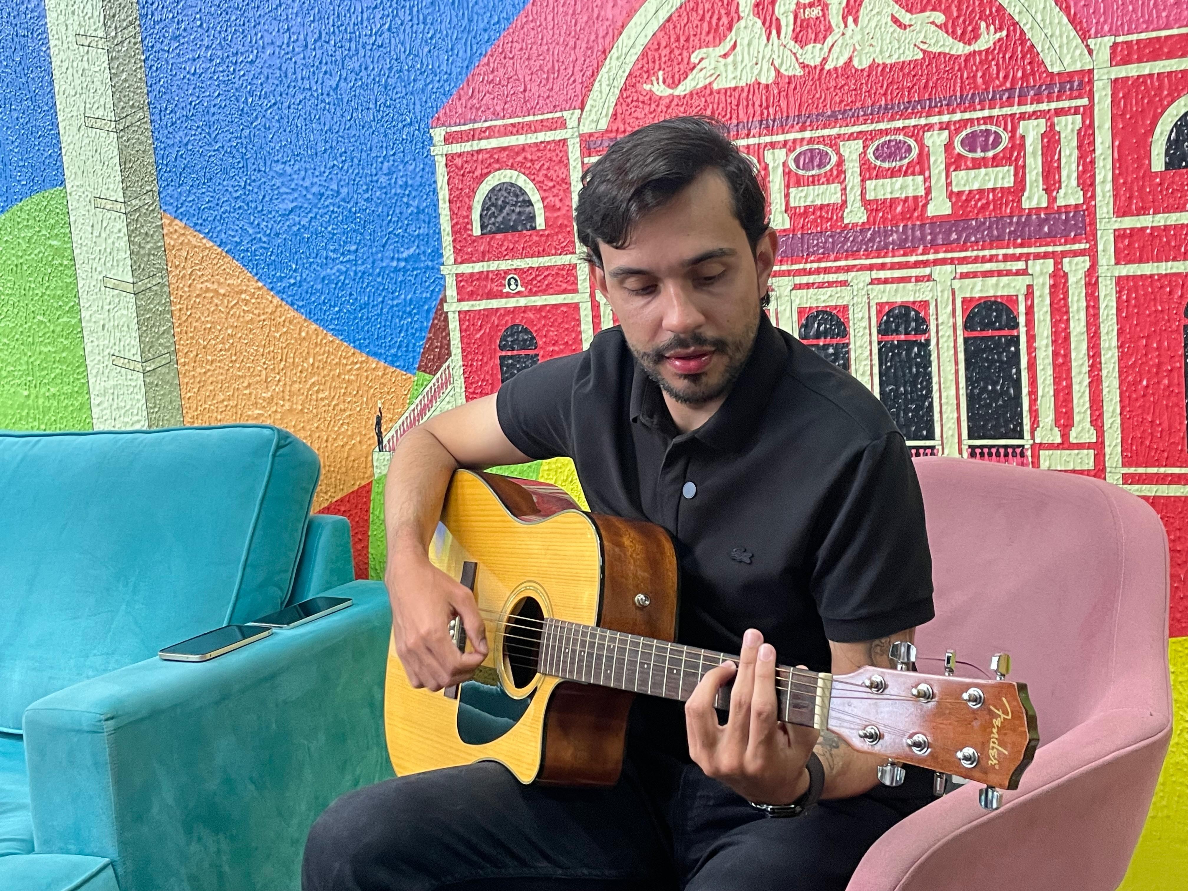 Cantor Breno Ferreira se apaixona pelo Amazonas e anuncia a vinda do projeto 'Deu Onda' para Manaus