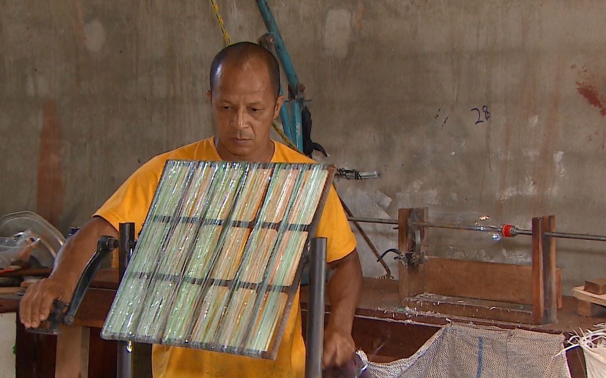 'Alternativa de sobrevivência', diz produtor de vassouras de garrafa pet no Amapá 