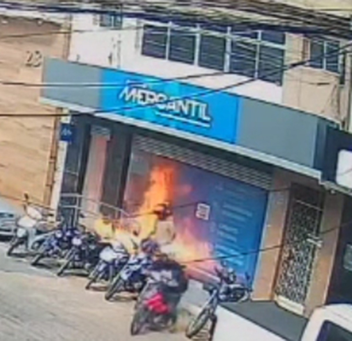 VÍDEO: homem toca fogo em agência bancária de Arapiraca; AL