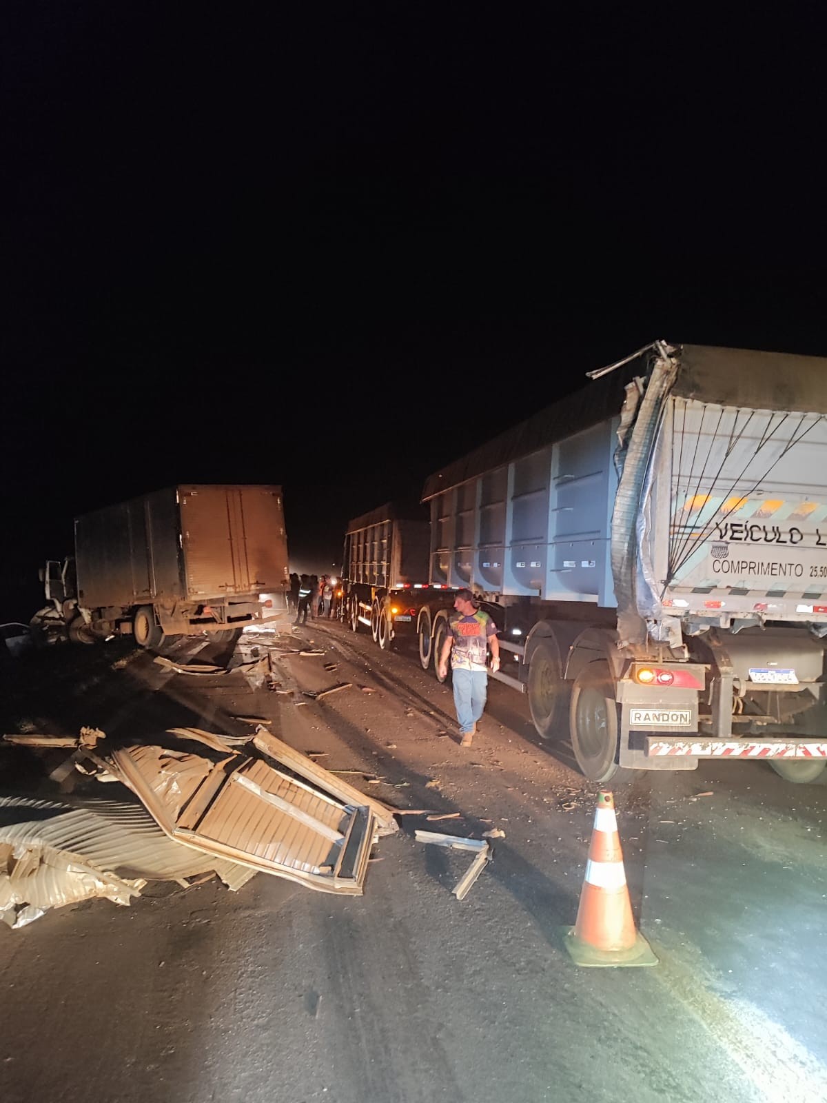 Batida entre carro e caminhão deixa dois mortos na MT-130 