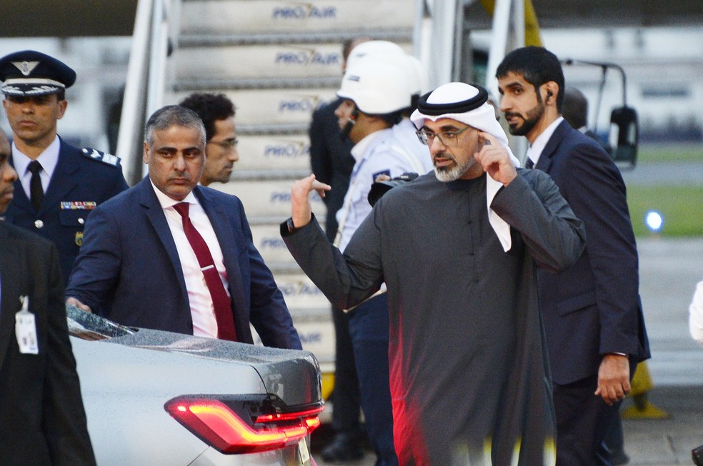 Príncipe de Abu Dhabi e presidente dos Emirados Árabes, Mohamed bin Zayed Al Nahyan, na chegada no Aeroporto Internacional Tom Jobim (Galeão) para o G20 — Foto: Alex Ferro/G20