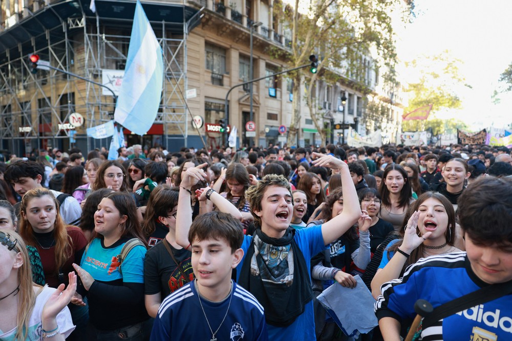 Milhares de pessoas protestam em Buenos Aires contra a redução de verbas para universidades públicas