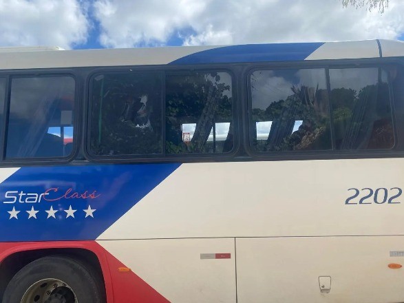 Dois ônibus do transporte público de Pilar do Sul são alvo de vandalismo enquanto transportavam estudantes