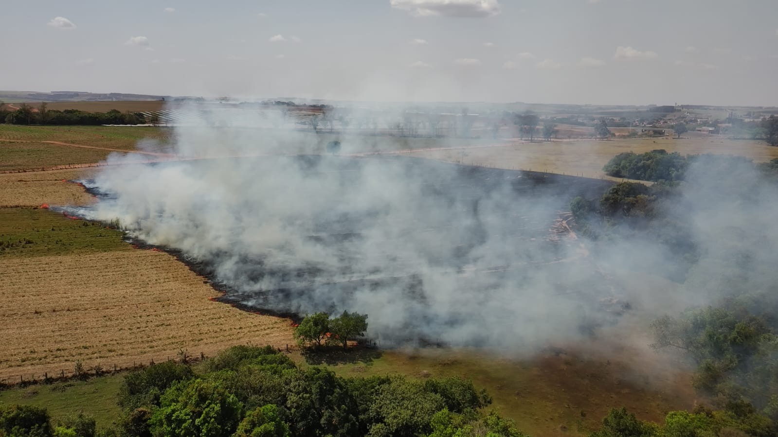 Incêndio de grandes proporções atinge área rural entre Dois Córregos e Mineiros do Tietê