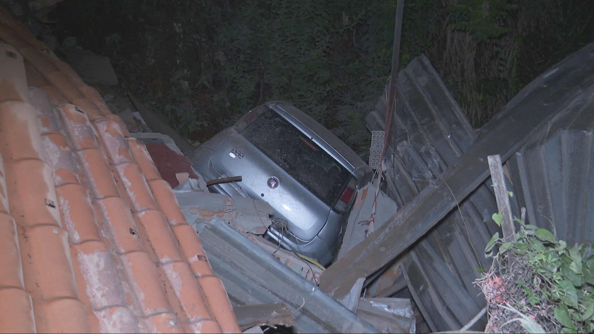 Casa desaba em Belo Horizonte, e morador é resgatado com vida