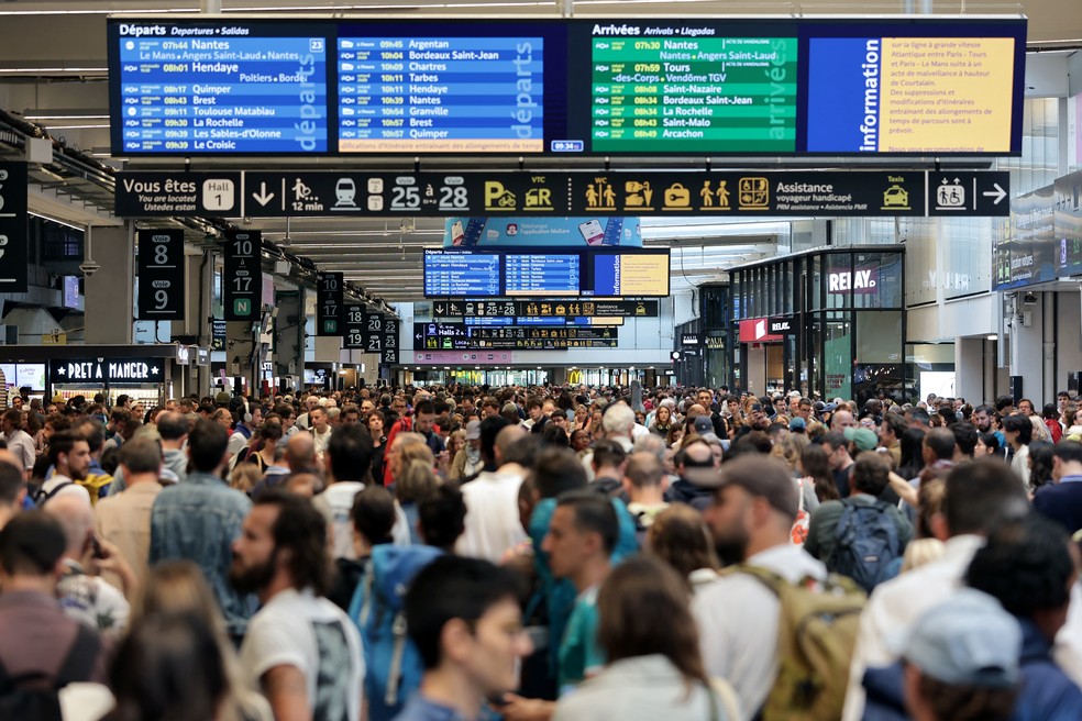 Passageiros se aglomeram na Estação Montparnasse, em Paris, após a rede ferroviária de alta velocidade da França ser atingida por atos de vandalismo no dia 26 de julho de 2024 — Foto: Thibaud Moritz/AFP