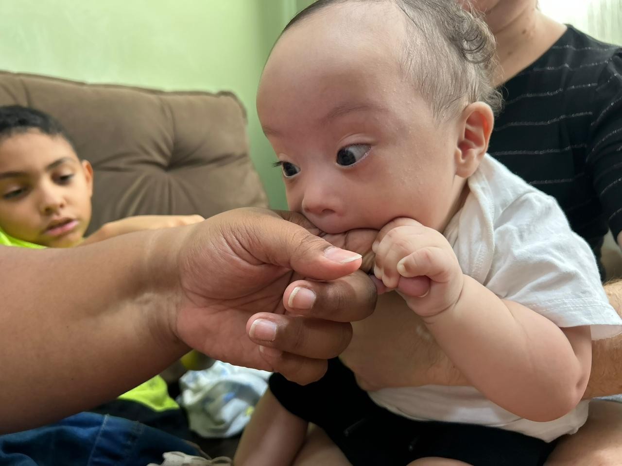 Família adota bebê com síndrome de Down e cardiopatia no RN; conheça história