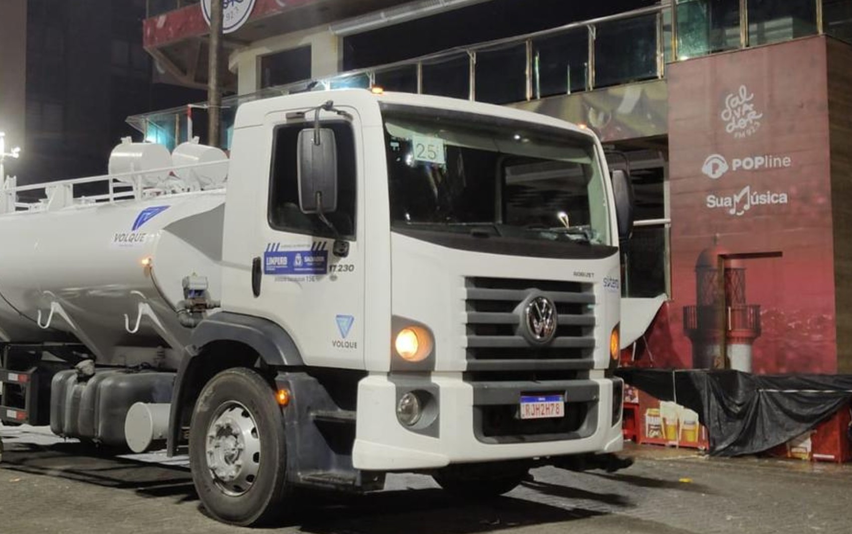 Mulher morre após ser atropelada por caminhão de limpeza em circuito de carnaval em Salvador