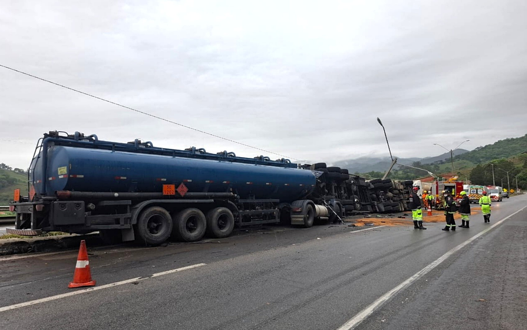 Dois caminhoneiros morrem em acidente na Fernão Dias em Itapeva, MG