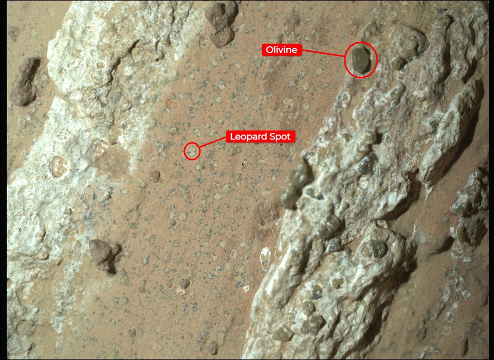 Manchas de redução podem ser produzidas por atividade microbiana na Terra, mas há outras explicações. — Foto: NASA/JPL-Caltech