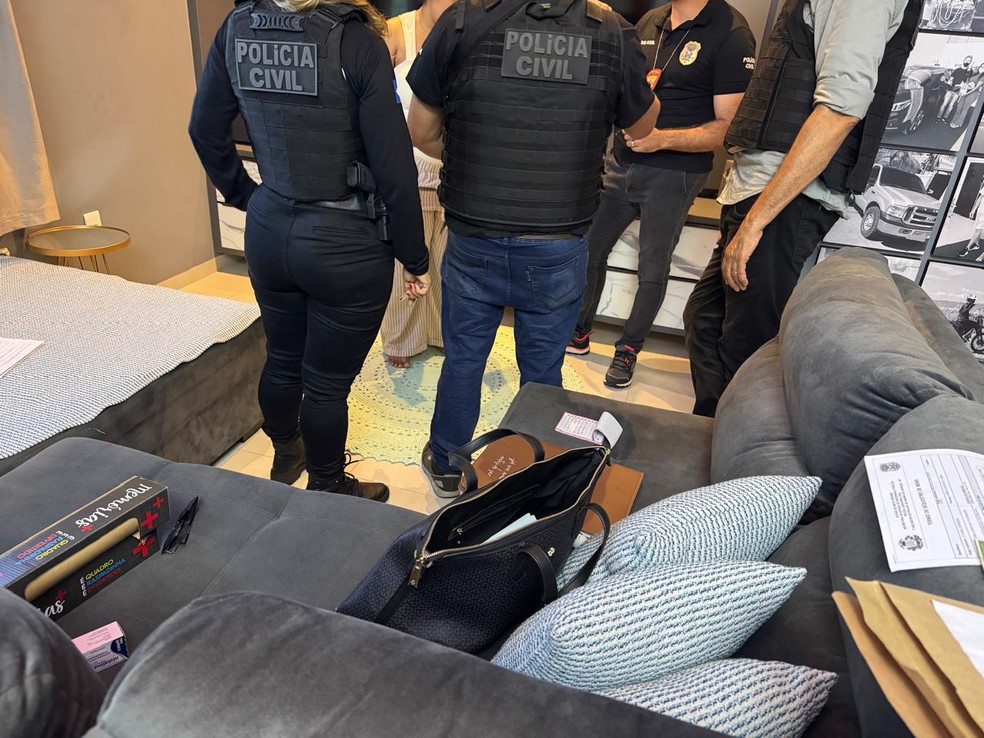 Entre as ordens judiciais, são cumpridas prisões preventivas, buscas e apreensões, sequestros de bens e quebras de sigilo bancário e fiscal. — Foto: Polícia Civil
