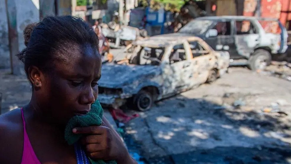 Mulher chora depois que gangues armadas executaram seu marido em Poste Marchands (Porto Príncipe, no Haiti), no dia 9 de dezembro de 2024 — Foto: Clarens Siffroy/AFP via Getty Images