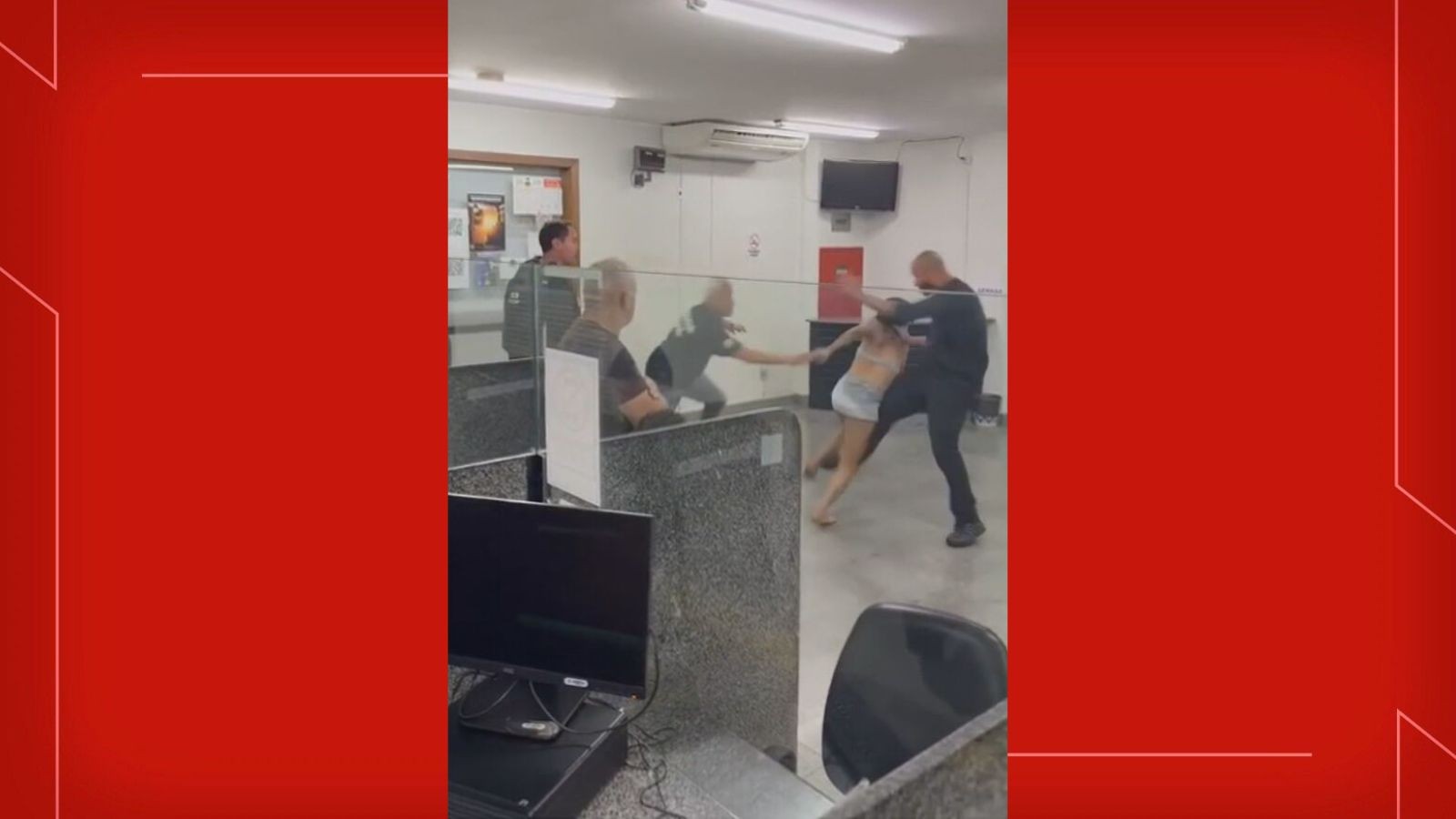 Mulher furta celular de policial dentro de delegacia no DF; veja VÍDEO