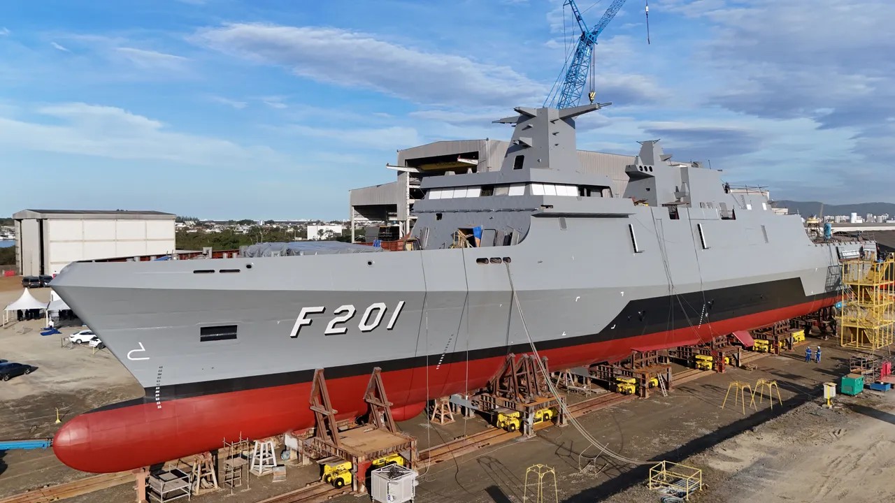 Novo navio de guerra da Marinha construído em SC é lançado com presença de Alckmin