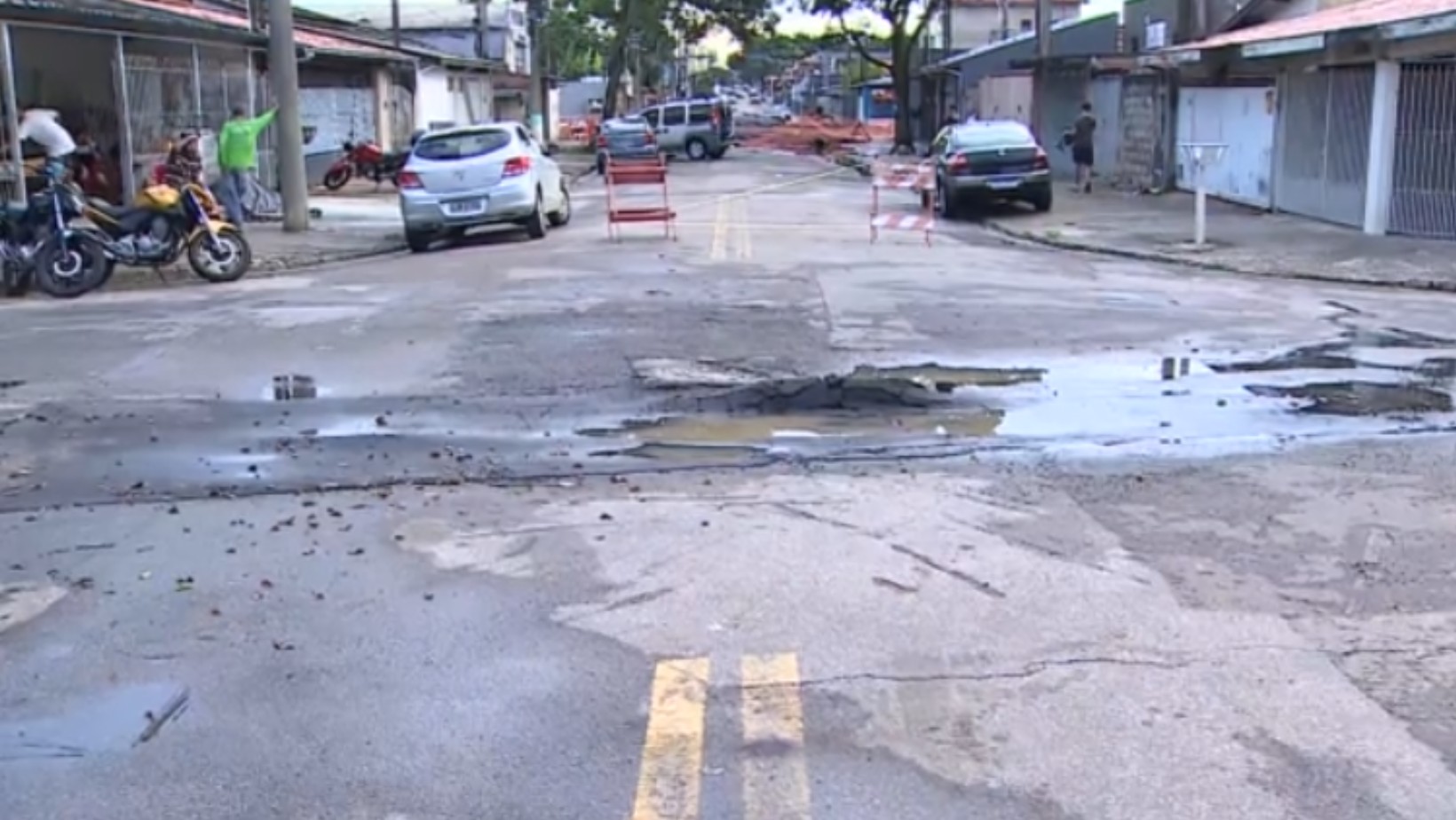 Asfalto afunda em rua onde duas crateras se abriram e preocupa moradores, em São José dos Campos