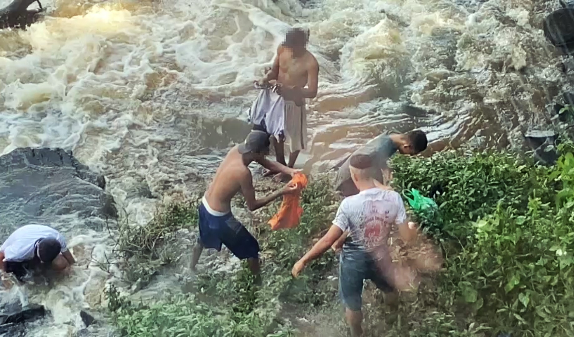 Grupo é flagrado pescando no Salto do Rio Piracicaba durante época de reprodução dos peixes