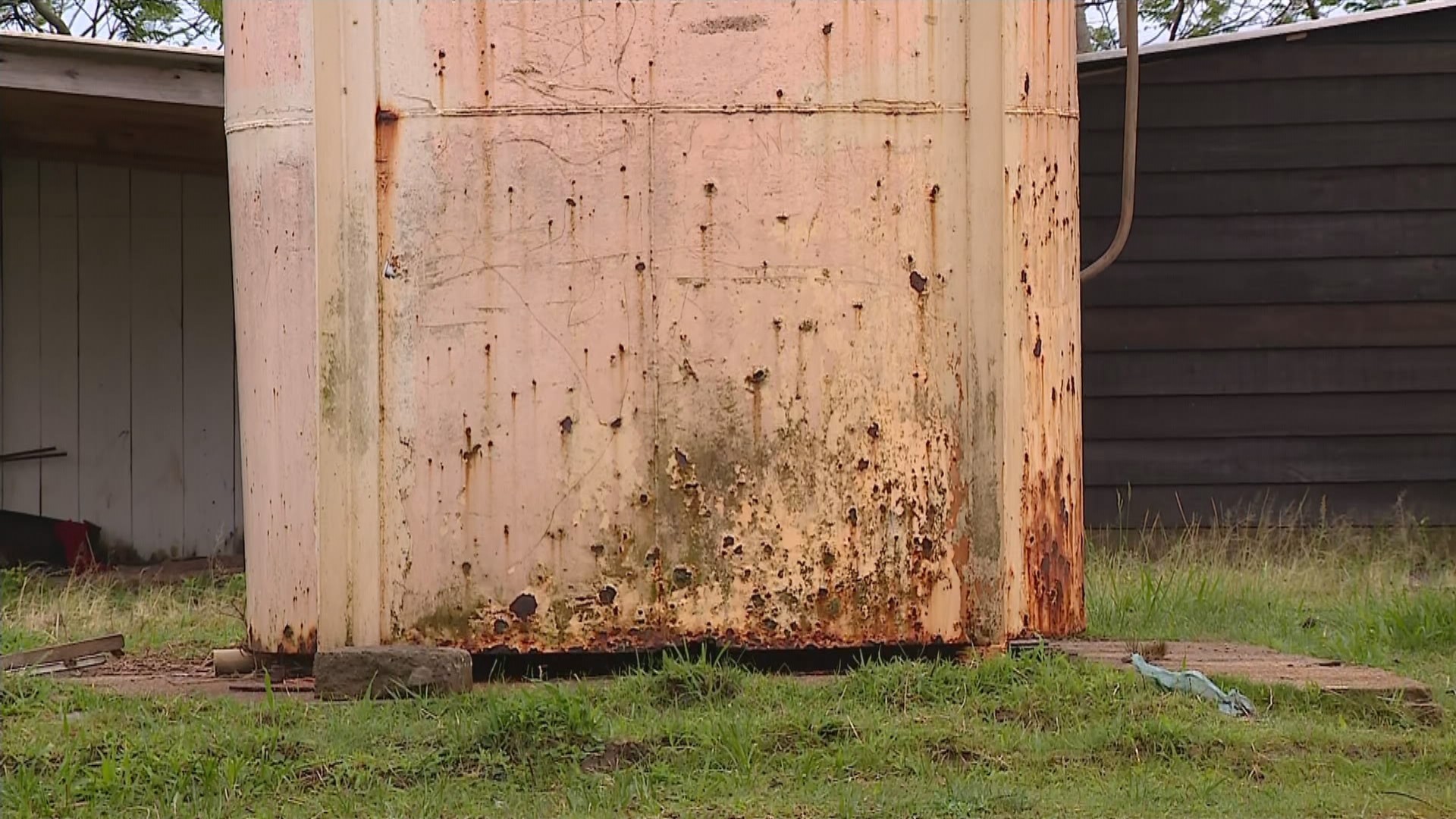 VÍDEO: vento faz caixa d'água balançar e moradores são orientados a sair de casa no RS